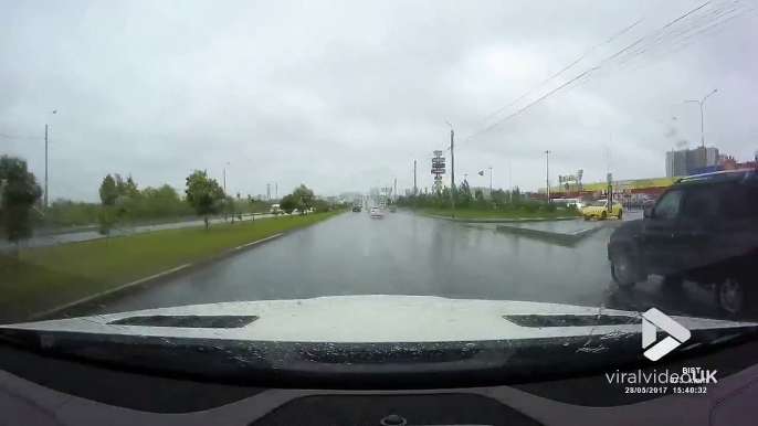 Accident de voiture impressionnant sur une route glissante de russie