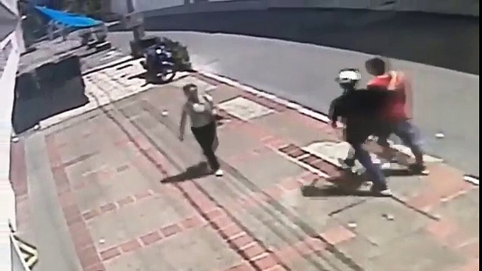 Delincuentes roban y arrastran a una mujer en pleno centro de Ibagué