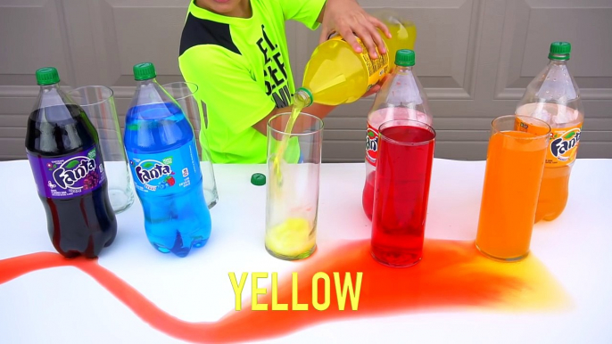 Bebés bebé mala Niños colores para gigante la Aprender hace lío popular niños pequeños con Fanta de soda