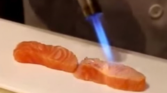 How Sushi is made - Thailand Street Food, Salmon Fish Fillet Makizushi at Maki Maki