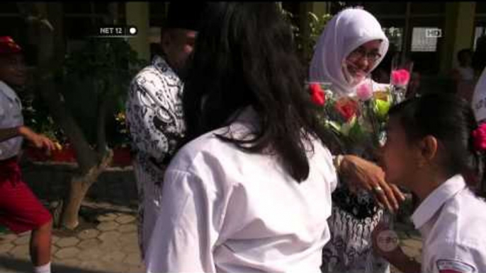 Sejumlah siswa sekolah dasar di Jombang berikan kado untuk guru mereka - NET12