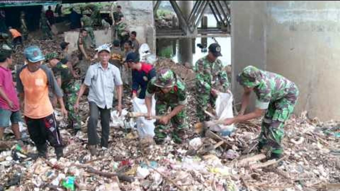 Aksi bersih-bersih sungai Ciliwung sekitar 7 ton sampah berhasil diangkut _ NET12