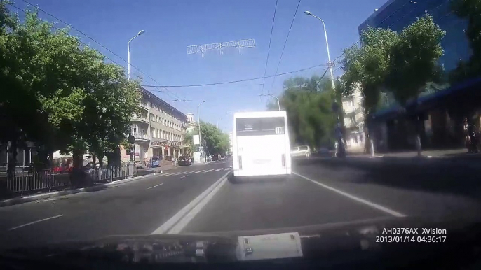 Un cycliste manque de se faire écraser par un utilitaire