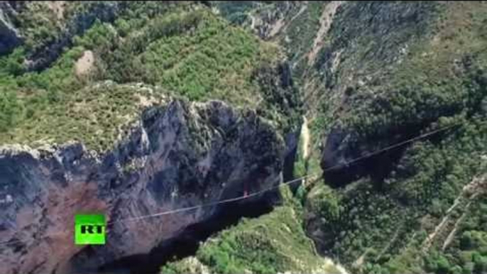 600 meters high, over 1km long: French daredevils set record for longest-ever slackline walk