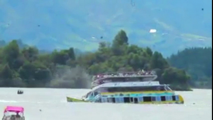 Barco lleno de turistas se hunde en Colombia