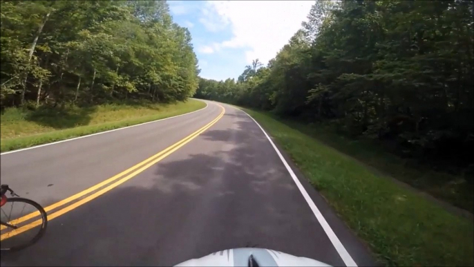 Un chauffard percute volontairement un cycliste en le doublant et le fait tomber