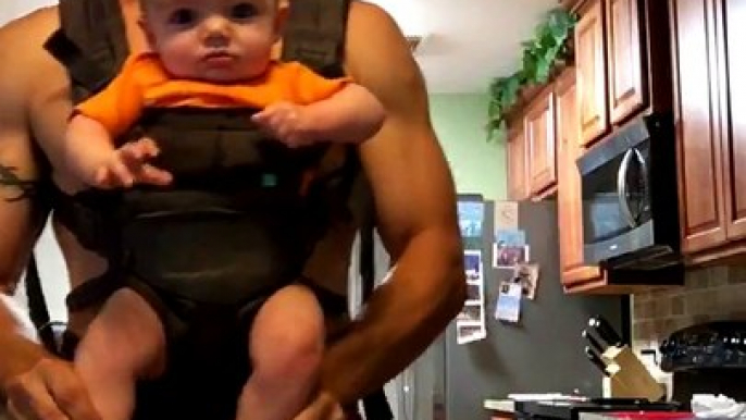 Ce papa fait danser son bébé et c'est trop mignon... Moment famille