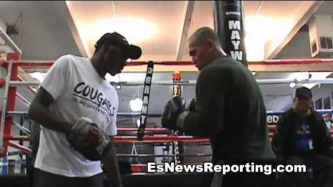 mitt master roger mayweather teaching mitt workout - EsNews Boxing