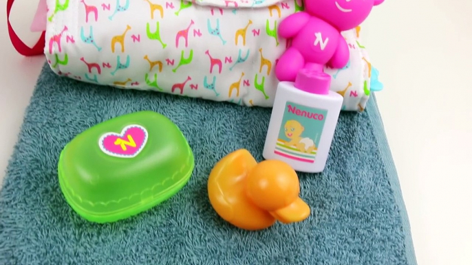 Un et un à un un à bébé bain changer couche poupée fille Comment à Il jouet vidéos bathtime Nenuco