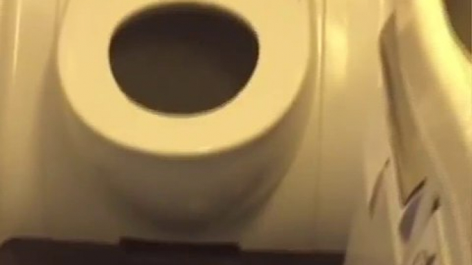 La preuve que les toilettes d'avion sont super puissantes