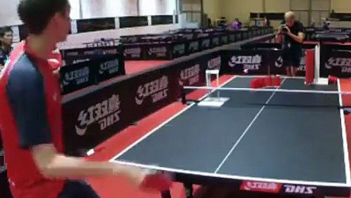 Ces surdoués du Ping pong s'amusent avec des petites portes... Tricks de malade