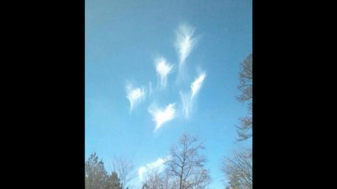 angeles aparecen en el cielo en diferentes lugares