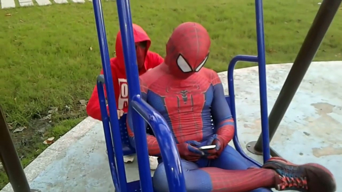 Y en congelado gracioso Ayuda en en niño Niños vida película patio de recreo hombre araña superhéroe Elsa real