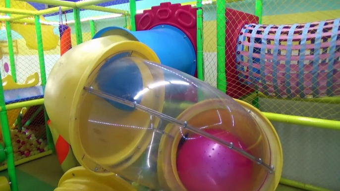 Interior patio de recreo familia divertido jugar zona Aprender colores con Policía Niños y educativo juguetes