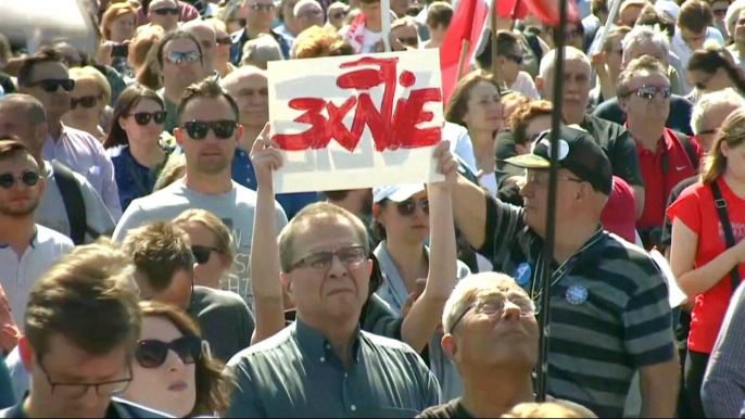 Poland: Former president joins protests against courts reforms