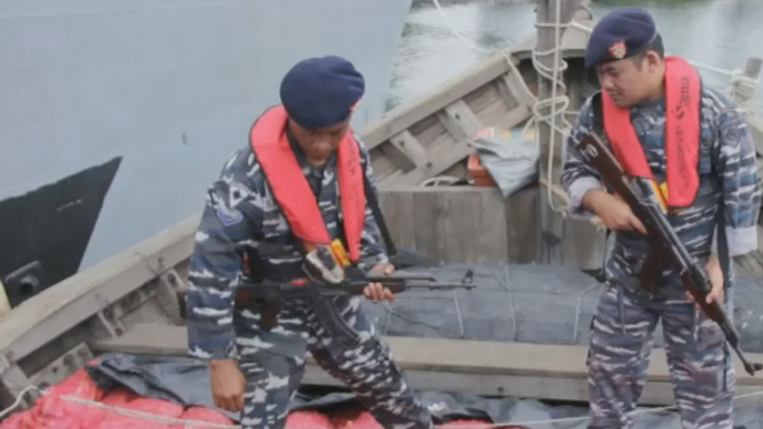 TNI AL Sita 25 Ton Bawang Ilegal di Kapal yang Kandas