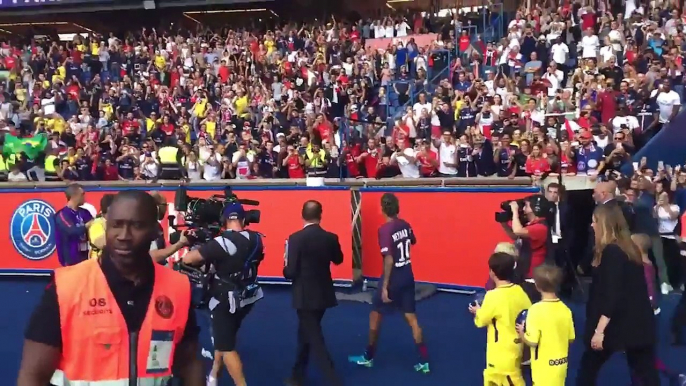 La présentation bluffante de Neymar au Parc des Princes