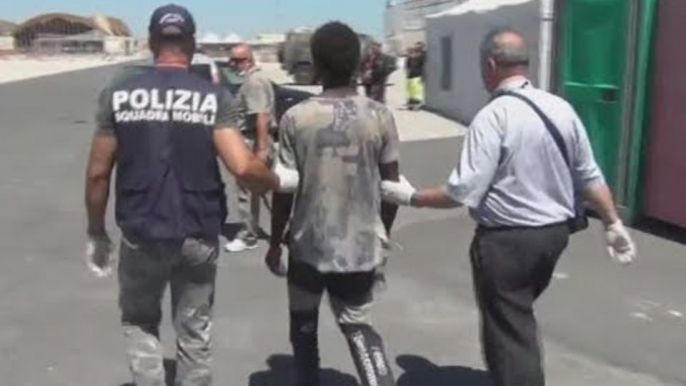 Migranti, sbarco di 354 migranti a Pozzallo: fermati tre scafisti (01.08.17)