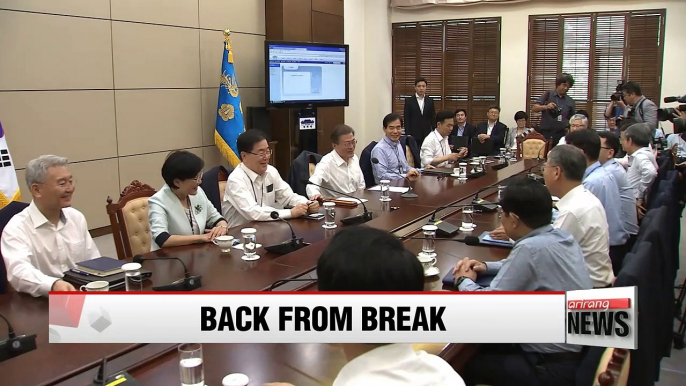 President Moon chairs meeting with senior secretaries following 5-day break