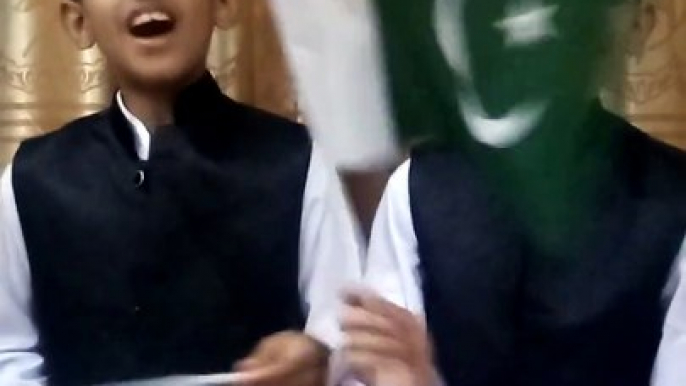 ان بچوں نے اپنے ملک سے محبت کا اظہار بہت ہی خوبصورت انداز میں ملی نغمہ گا کر کیا۔ ویڈیو:  میاں یوسف۔ لاہور