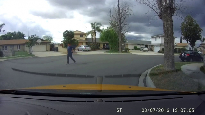 Ce gamin lance une pierre sur une voiture... Pris en flagrant délit par la caméra !!