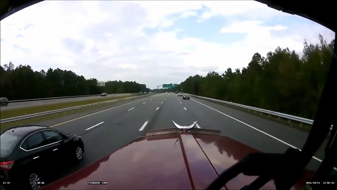 Un chauffard coupe la route d'un camion et provoque un gros accident sur l'autoroute