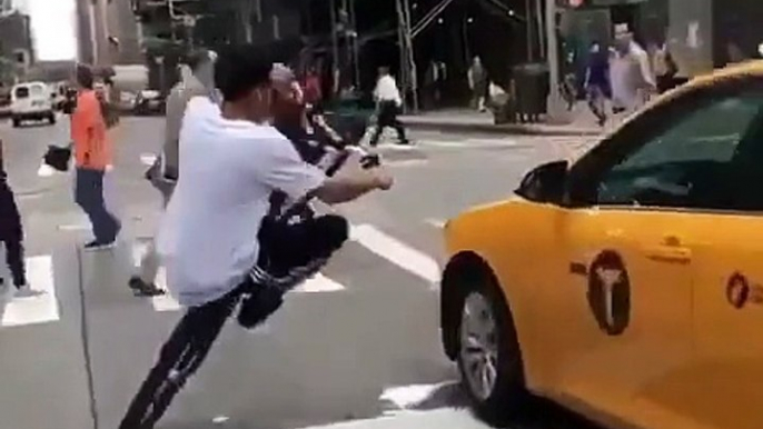 Ce taré roule en roue arrière en plein New York et risque sa vie et celle des passants