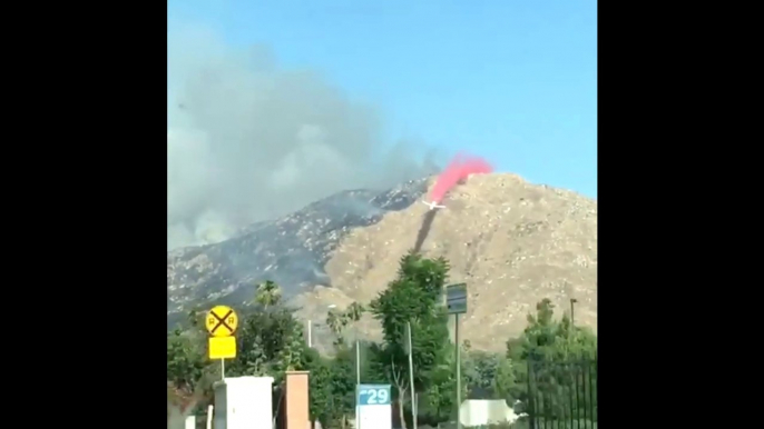 Images incroyables d'un avion bombardier d'eau au dessus des incendies de Californie