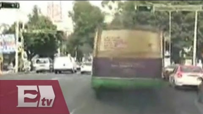 Camión del transporte público emite gases contaminantes en plena contingencia/ Yazmín Jalil