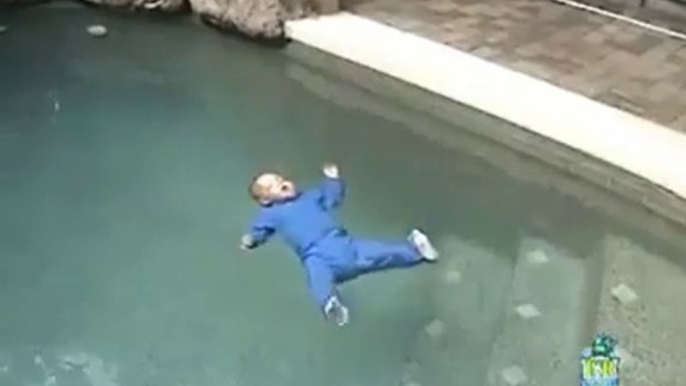 Il nous prouve qu'un bébé sait naturellement nager et flotter dans une piscine... Risqué non?