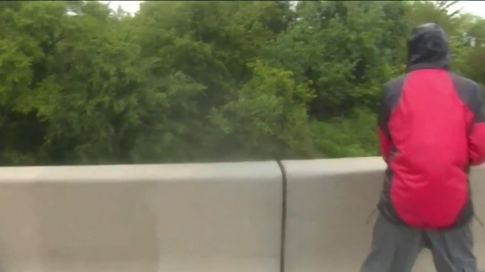 Cette journaliste sauve un chauffeur coincé dans les inondations en direct à la TV !! Ouragan Harvey