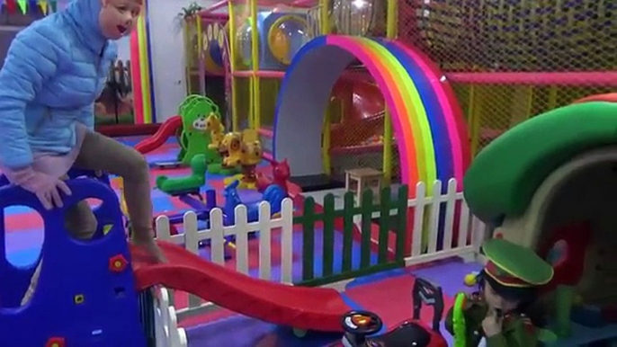 Intérieur Cour de récréation la famille amusement jouer région avec voleur échoue jouet de enfants et arrêter à