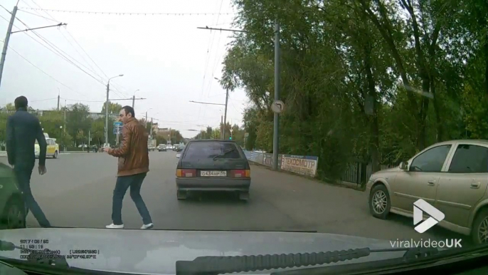 Toujours regarder en traversant la route... Il se fait percuter par une voiture qu'il n'a pas vu