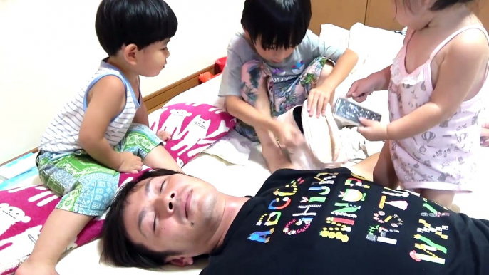 起きないパパにイタズラ!Bad Daddy with Tantrum and Crying Little Babies Learn Colors with Lipstick,-Gisep8rPU2Q