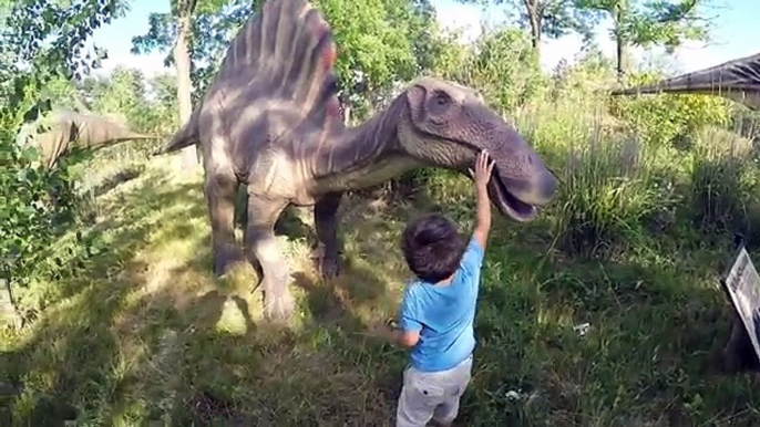GIANT LIFE SIZE DINOSAUR Theme Park Dinosaurs at the Zoo Family Fun Amusement Activity Kid