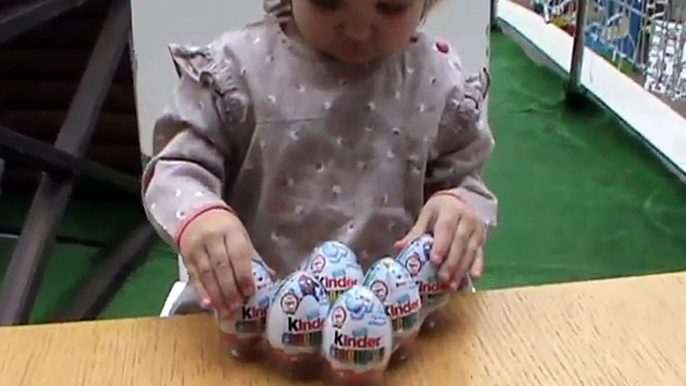 Веселый Юбилей 40 лет Киндер Сюрприз открываем игрушки 40 jouets Kinder Surprise