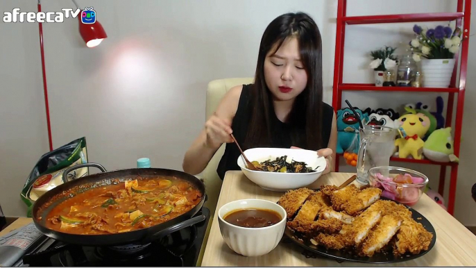 매운 돼지 짜글이에 밥비벼서 그리고 두툼하고 바삭한 돈까스 먹방 mukbang 20170729 볼빨간효닝