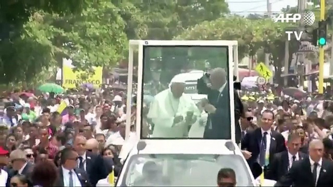 Le pape François se prend la vitre de la papamobile en pleine face...