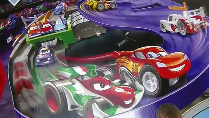 Des voitures dériveurs motorisé voie express Disney micro super playset