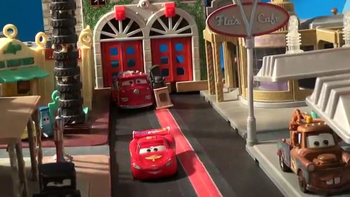 Des voitures tremblement de terre dans foudre radiateur ressorts vidéo Pixar cut-scene mettant en vedette mcqueen h