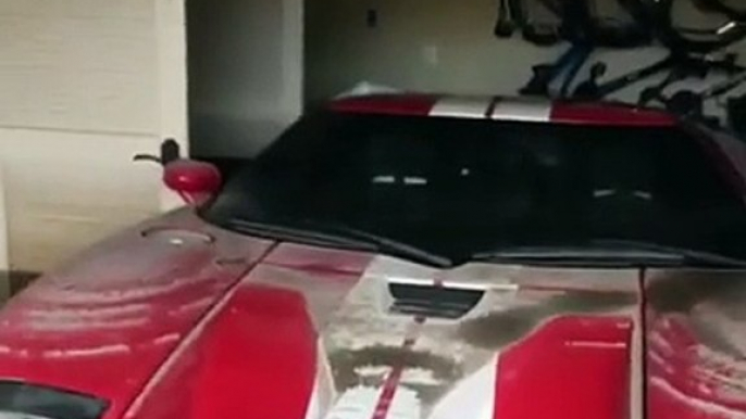 Un garage inondé avec plusieurs supercars à l'intérieur !