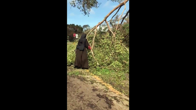 Tronçonneuse à la main cette bonne soeur découpe un arbre après l'ouragan Irma !