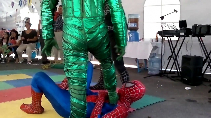 espectáculo acrobático hombre araña y duende verde