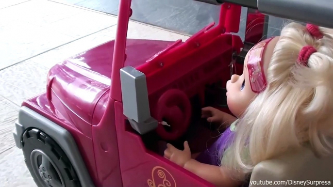 Minha Boneca Baby ALive Bia Bagunça Passeando no Carrinho Rosa. Em Portugues!!! DisneySurpresa