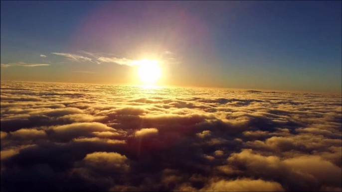 Il va chercher le soleil au dessus des nuage avec son drone... Vidéo à couper le souffle