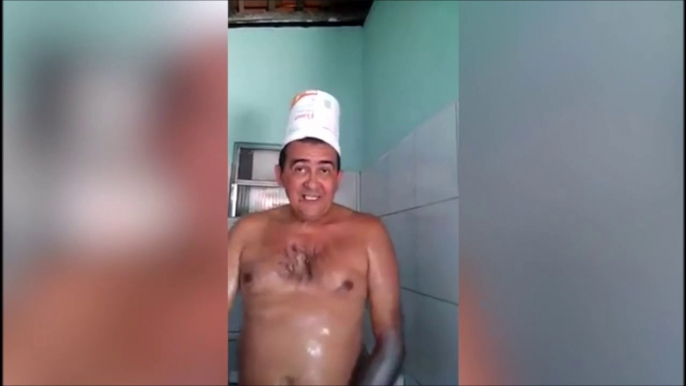 Cet homme et sa technique de douche vont vous faire economiser beaucoup d'argent