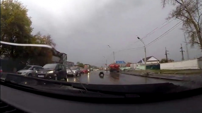 Ce routier se fait éjecter de son camion après avoir percuté un lampadaire