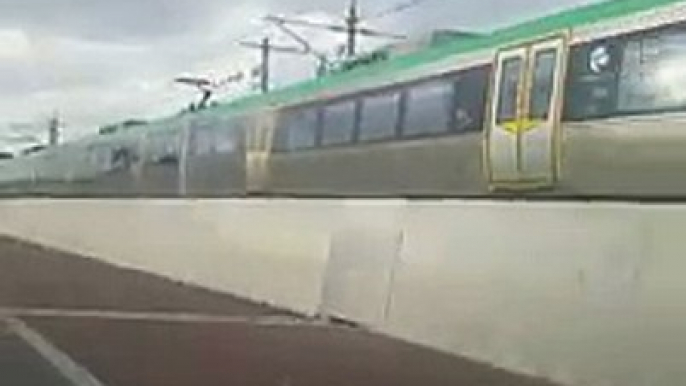 Un homme s'accroche à l'arrière dun train à 110 km/h en Australie