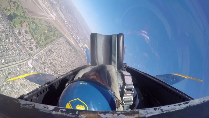 Cette journaliste s'évanouit en plein vol avec la patrouille de l'US Air Force : Blue Angels