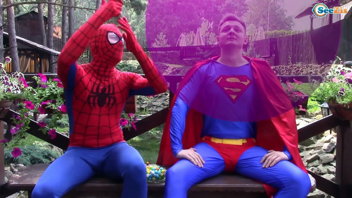 Frozen Elsa & Spiderman BUBBLE CHALLENGE! Princess Anna Maleficent Hulk Spidergirl Superheroes IRL